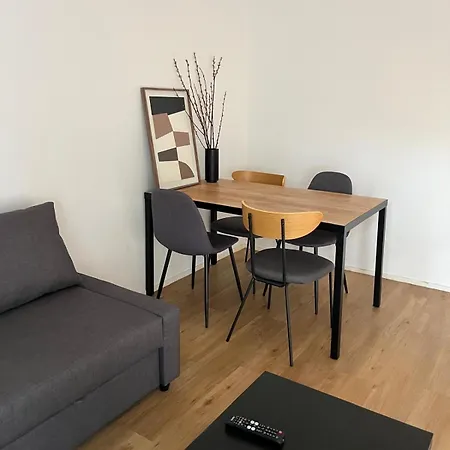 Quiet And Bright Apartment, Tram 2 Minutes Away *