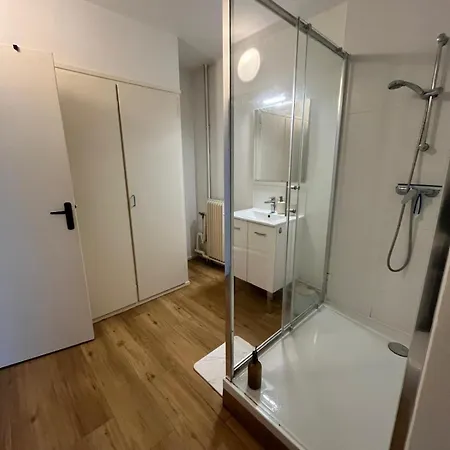 Quiet And Bright Apartment, Tram 2 Minutes Away شقة